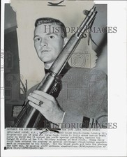 1960 Press Photo Colin P. Kelly III, West Point cadet, holds M1 rifle.