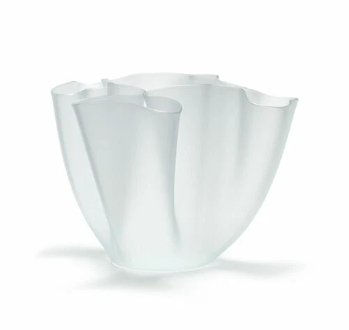 Vasi bianchi in vetro per la decorazione della casa