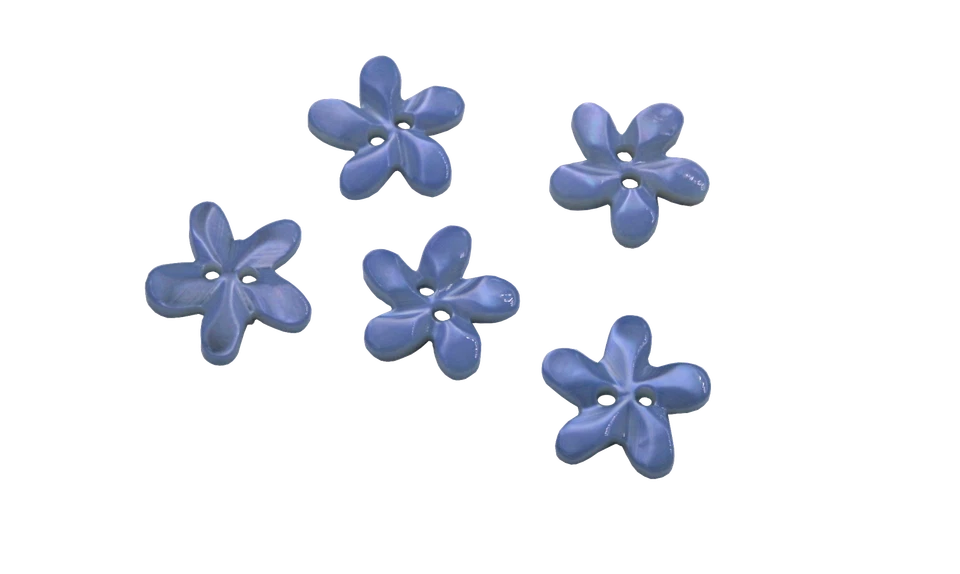 hellblau schimmernde kleine Perlmuttknöpfe in Blütenform 2 Loch (5 Stück) - Bild 2 von 3