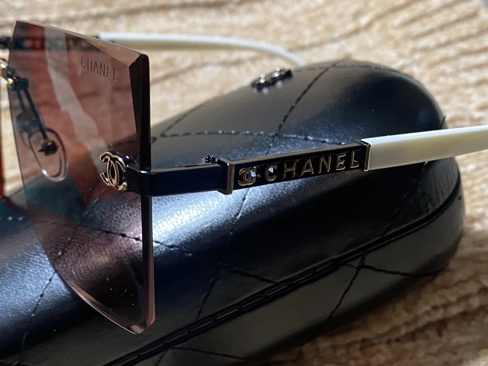 Gafas de sol CHANEL montura blanca y negra con lentes marrones viene con estuche Foto 3 de 4