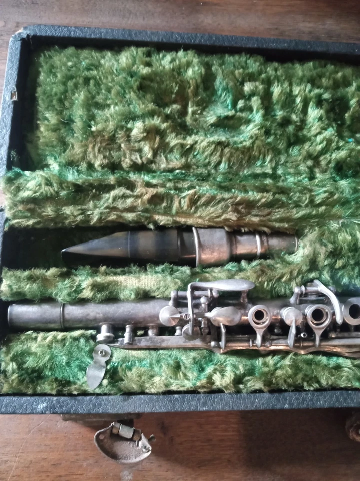 VINTAGE CLEVELAND CLARINET MADE BY H.N. WHITE CO. CLEVELAND, OHIO - Image 2 of 4