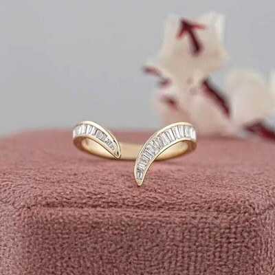 V-förmiger 0,45 kt Baguette Diamant Ehering 14 K Gelbgold-Finish in Größe J-W