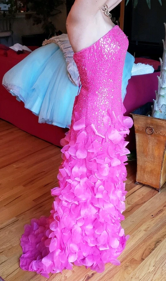 Vestido de noche único sin tirantes rosa pétalo con cuentas talla 4 se adapta a 6, espalda con cordones. Foto 3 de 4