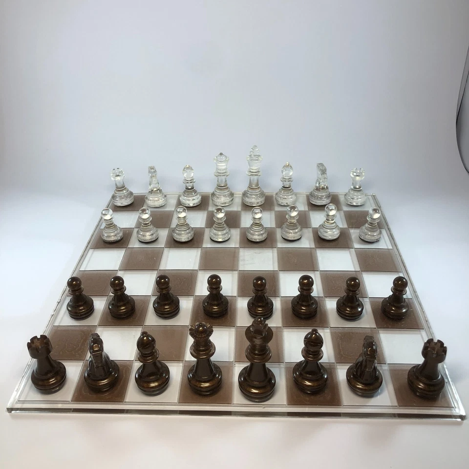Juego de ajedrez epoxi de lujo. Tablero de ajedrez - Tablero de ajedrez epoxi hecho a mano marrón y transparente Foto 2 de 4