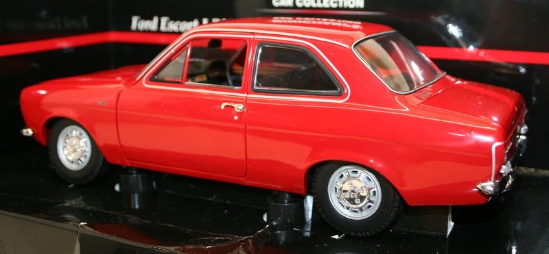 Minichamps 1/18 Scale Metal Model Car 150 081070 - Ford Escort MK1 RHD - Red - Image 4 of 4