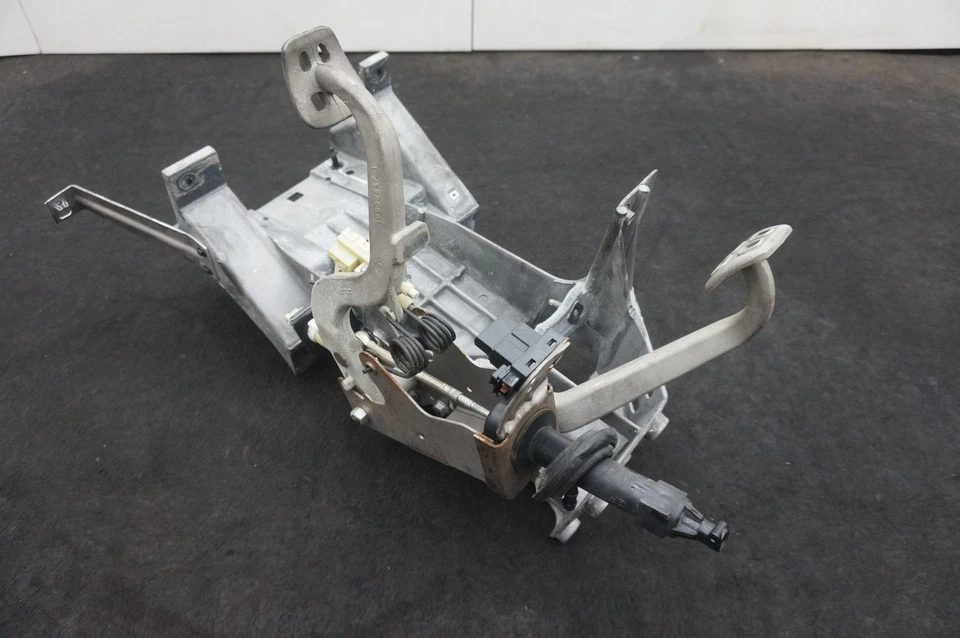 Brake Clutch Pedal Bracket Box OEM 10402879 Chevrolet Corvette C5 Z06 1997-04 - Image 3 of 4