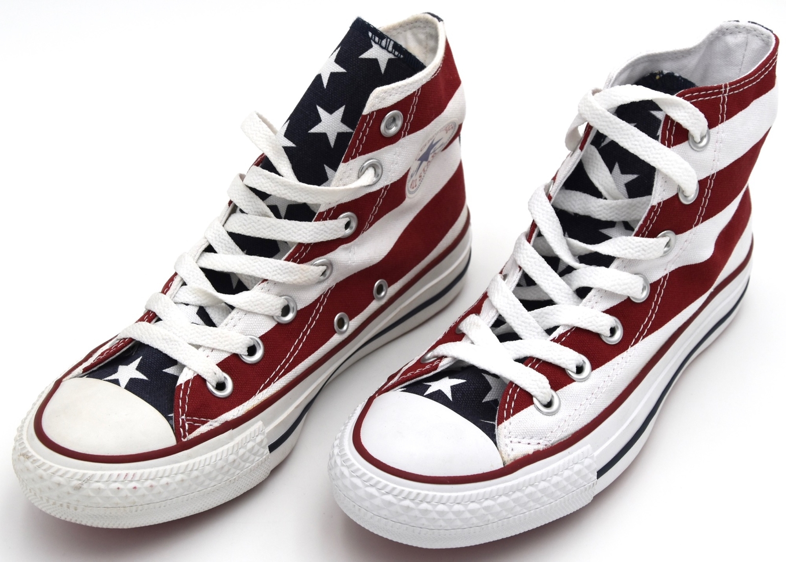 Спортивные кеды. Converse m9160. Converse all Star. Лакированные спортивные кеды. Конверсы на белом фоне.