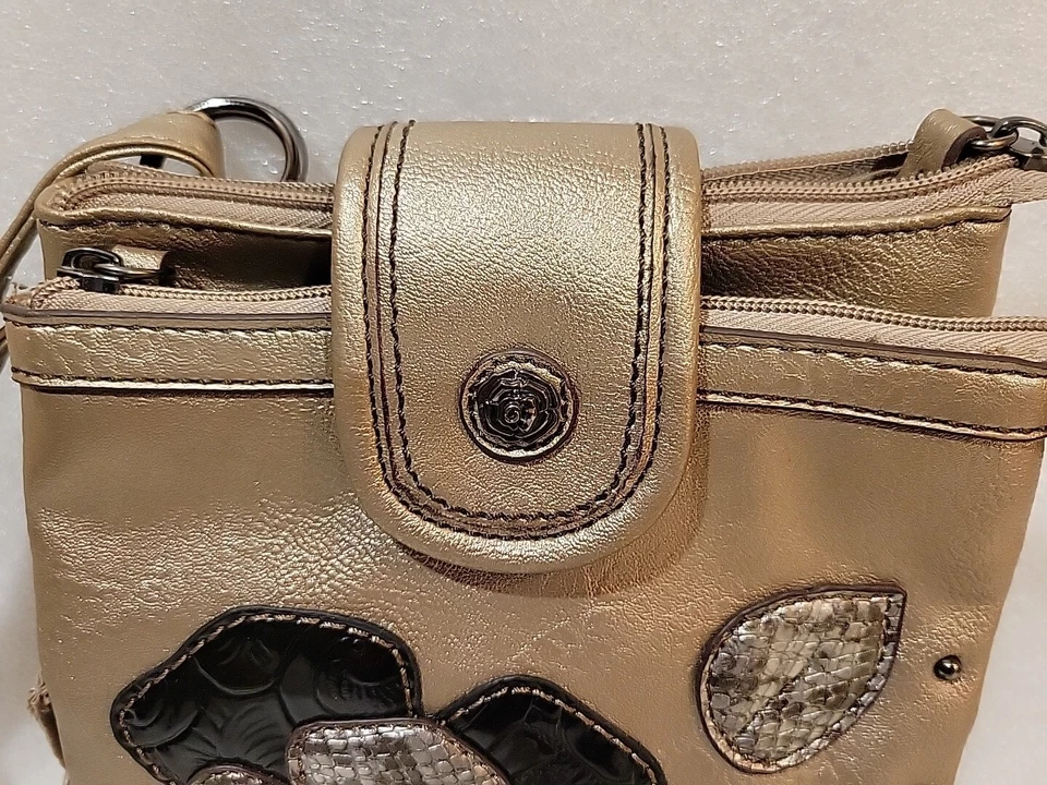 Cartera Bandolera Reliquia Taupe Metálica Flor Rosa Apliques Imitación Cuero Foto 3 de 4