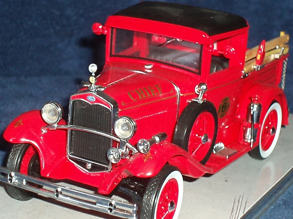 ROAD LEGENDS 1931 FORD FIRE CHIEF PICK-UP TRUCK 1/18 - Image 2 of 4