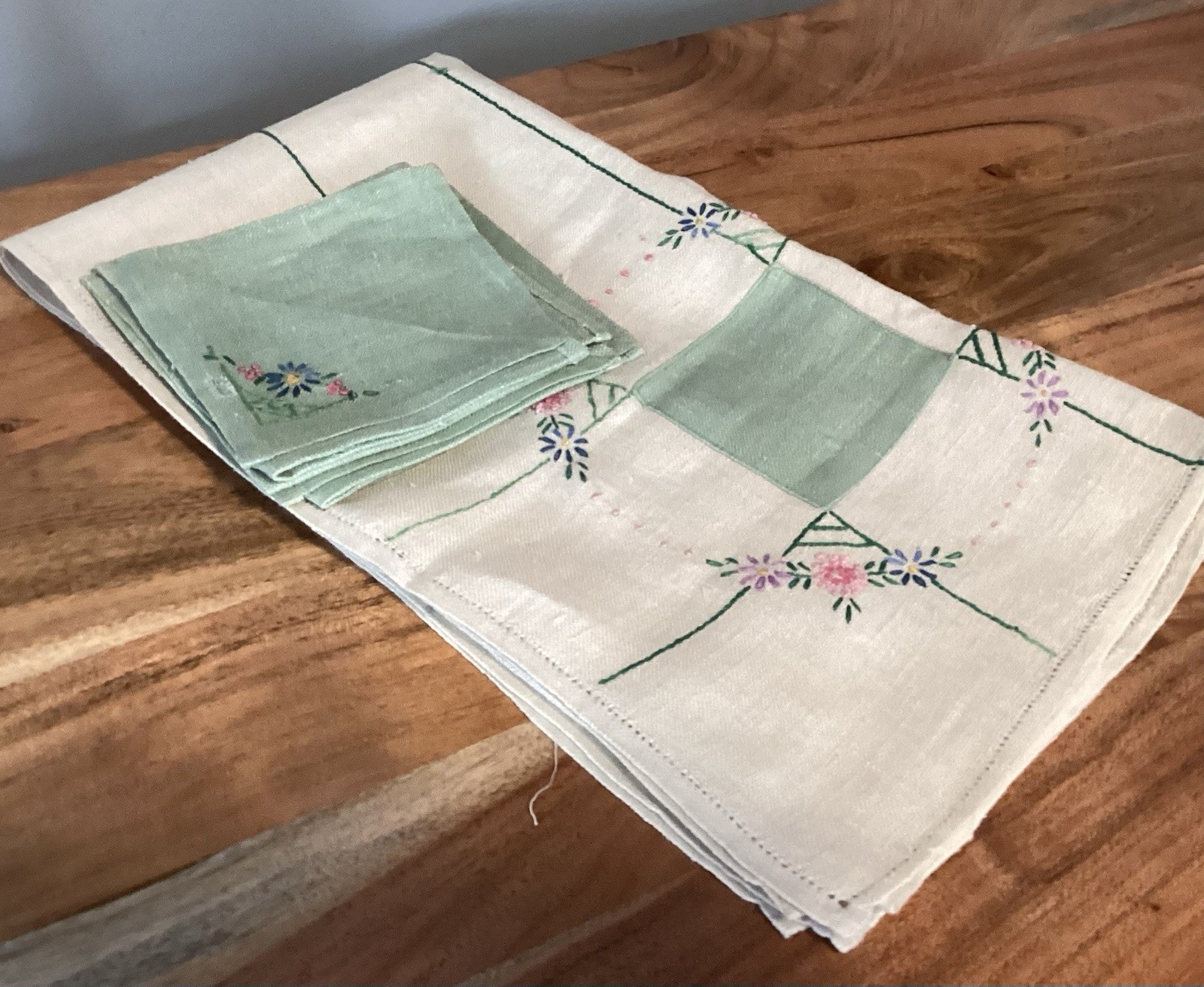 4 Napkin Set Fabric Tan Green Floral Embroidery *flaw