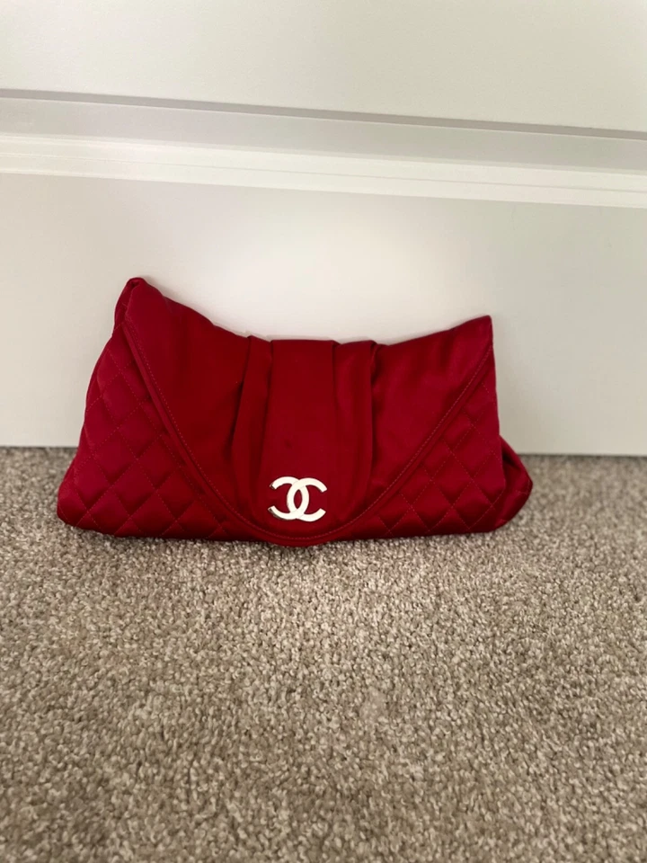 Bolso sin asas CHANEL rojo rubí satinado acolchado logotipo CC solapa superior MEDIA LUNA