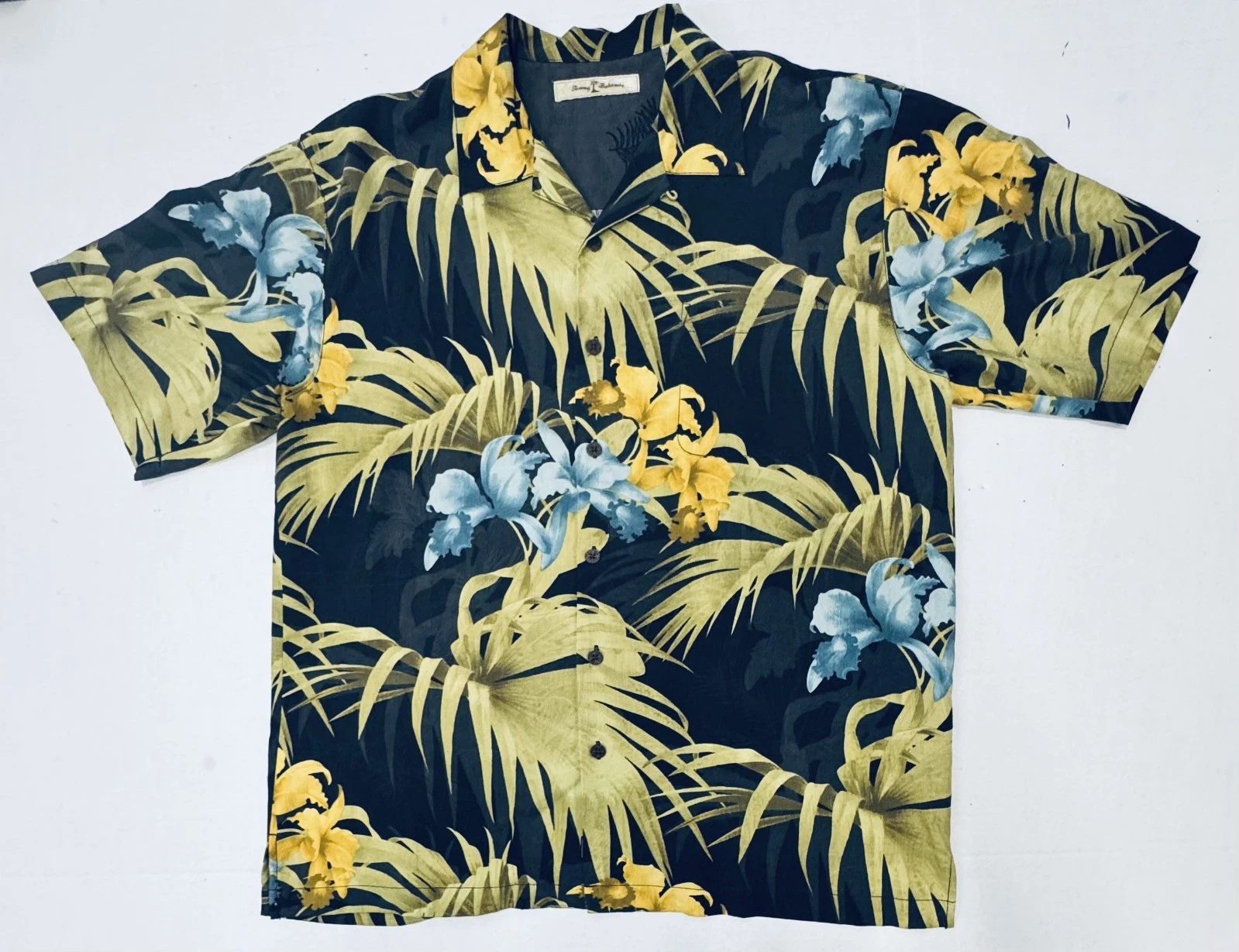 Tommy Bahama Mens M %100 Silk Shirt Feather TropicalPrint Short Sleeve (TB006B9)