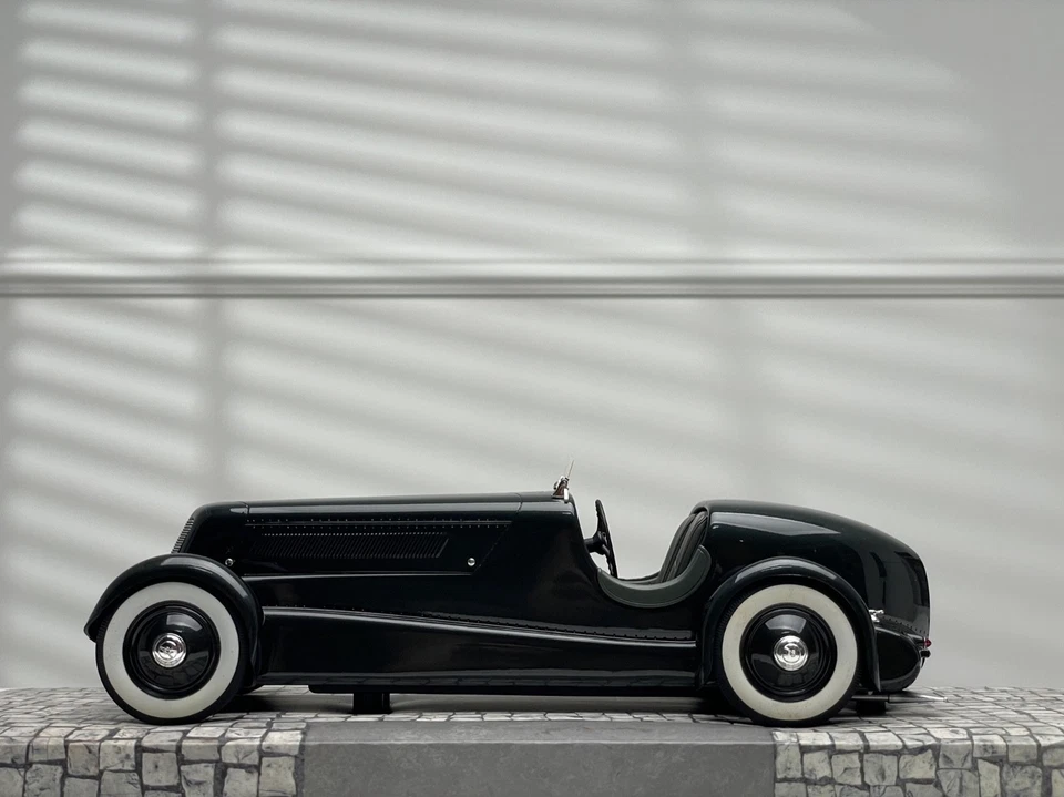 1934 Edsel Ford Model 40 Special Speedster (Black) [MINICHAMPS] 1:18 scale - Image 2 of 4