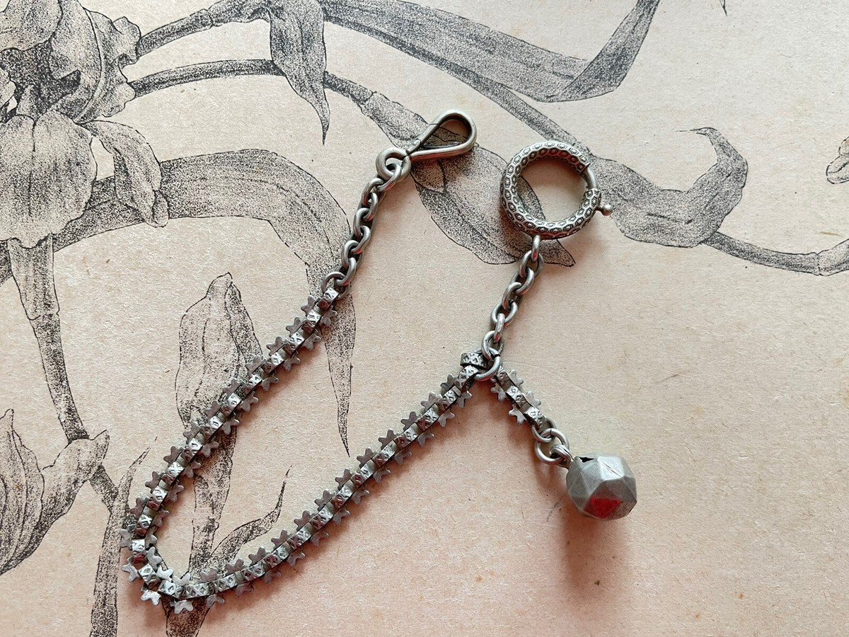 ancienne chaine montre gousset en métal argenté avec breloque