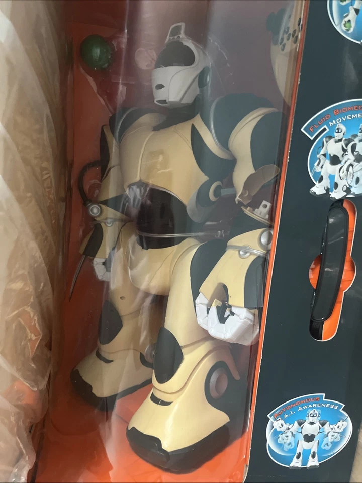 New WowWee Robosapien V2 Beige Full Function Humanoid Robot 2005MIB- HUGE! 2FT. - Image 2 of 4