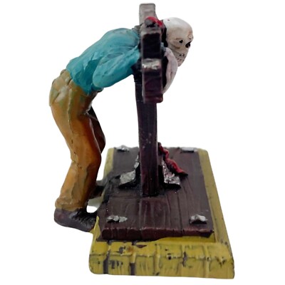 LEMAX Spookytown Figur „In The Stocks“ – Gruselige Halloween-Dekoration, 5,3 Cm Hoch