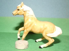HAGEN RENAKER MINIATURE PALOMINO HORSE MUSTANG MARE