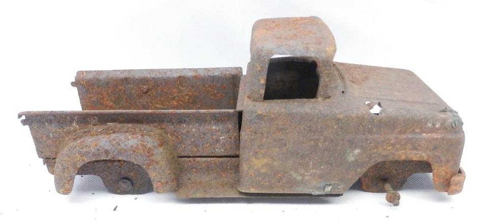 Metal oxidado que solía ser una camioneta pickup Tonka Stepside 1958-1959 Foto 2 de 4