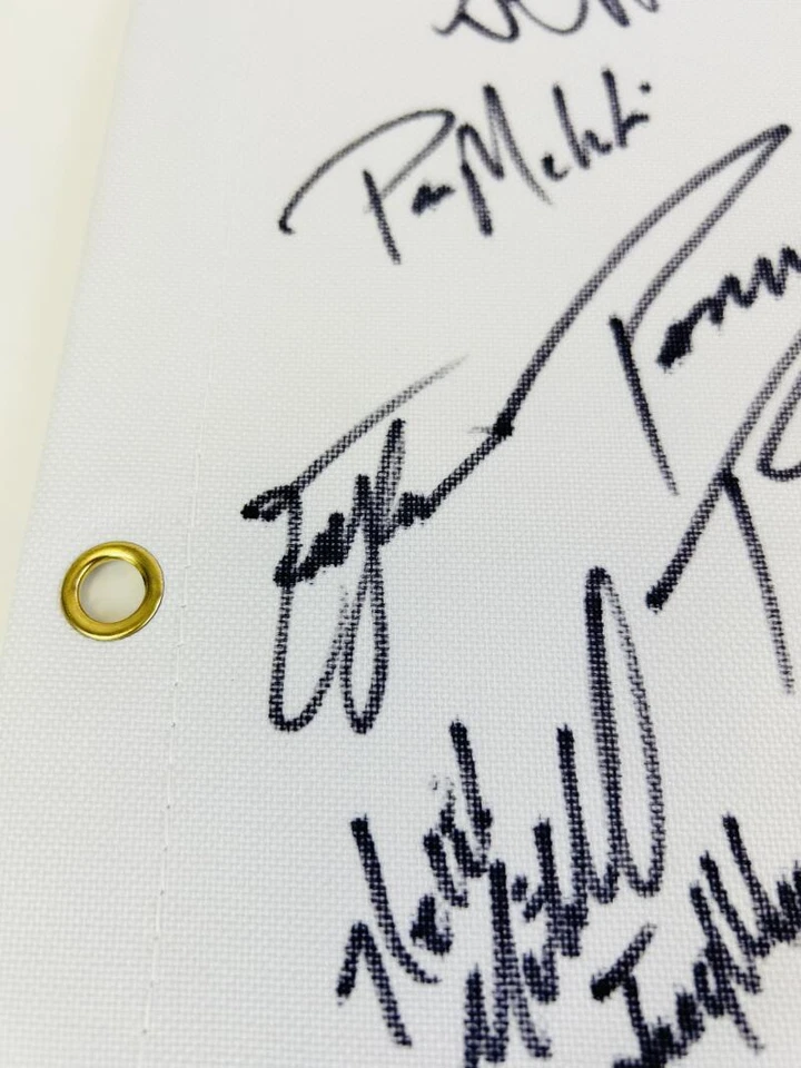 FIRMADA BANDERA DE GOLF CLÁSICA JOHN DEERE ZACH JOHNSON DENNY MCCARTHY AUTÓGRAFO CERTIFICADO DE AUTENTICIDAD K5 Foto 3 de 3