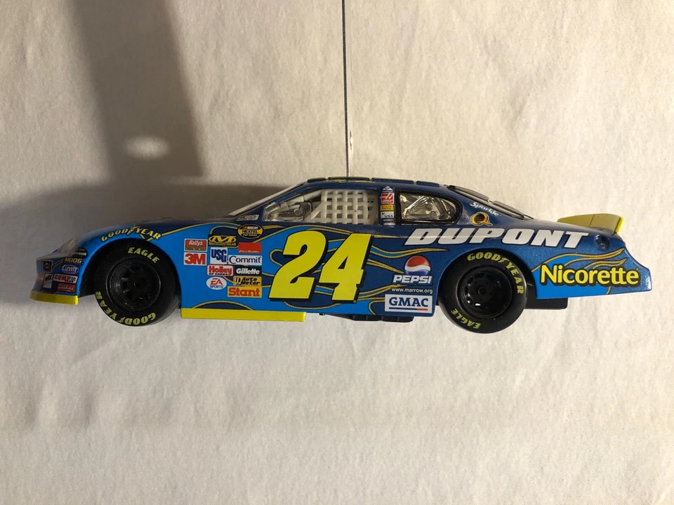 Coche de plástico NASCAR Jeff Gordon 2007 Chevy Monte Carlo 1/24 Departamento de Defensa Foto 2 de 4