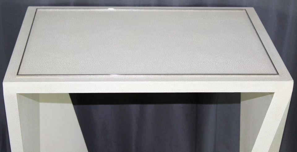 Mesa auxiliar Eduard de Theodore Alexander, envuelta en cuero, adornos de acero inoxidable - limpia Foto 3 de 4