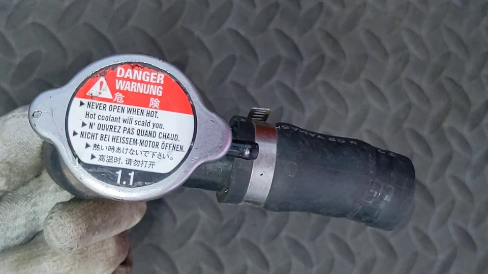 06 Honda Cbr1000rr OEM tapa de radiador y cuello de llenado 19039-MEL-003 / 19037-GEE-710 Foto 2 de 4