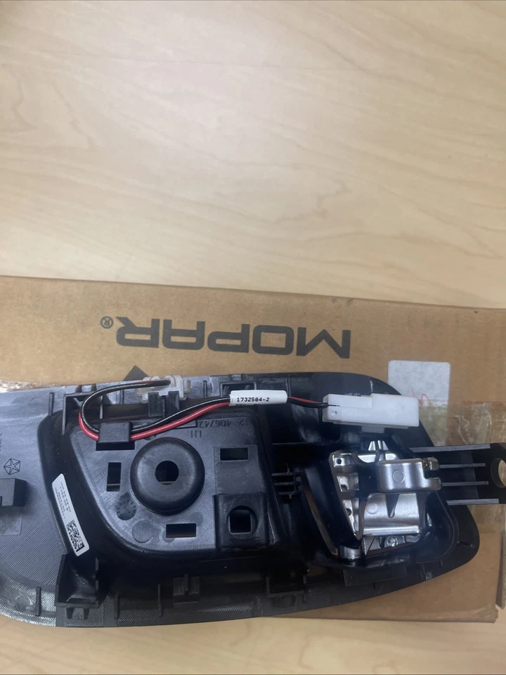 Genuíno Mopar Frente Esquerda Lado LH Maçaneta Interior 300 CARREGADOR #1TF59DX9AC - Imagem 3 de 3