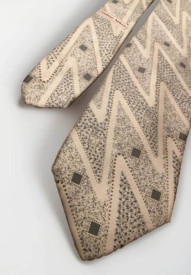 "Corbata de colección GIORGIO ARMANI marfil en zigzags sobre guijarros grises y cuadrados 31/2"" de ancho EVC Foto 3 de 4