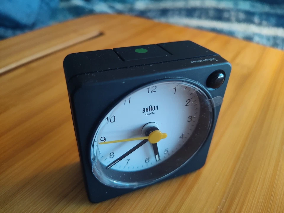 Relógio despertador de viagem analógico clássico Braun preto - BC02XBW - Imagem 2 de 4