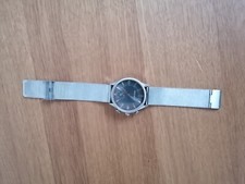 ASOS Armbanduhr mit Netzband in Silber dunkles Ziffernblatt, Neuwertig