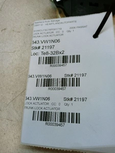 Volkswagen Passat 2006 montaje de actuador de bloqueo de maletero trasero OEM 4F5827505 Foto 4 de 4