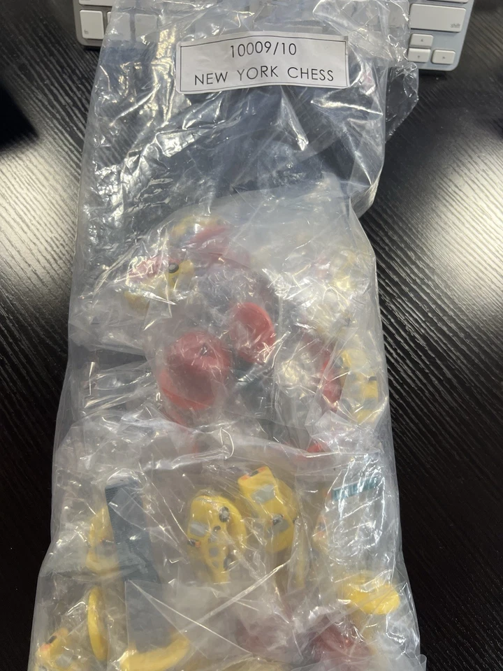 New York Chess Pieces Complete NYC Big Apple Twin Towers Pieces 10009/10 - Image 4 of 4