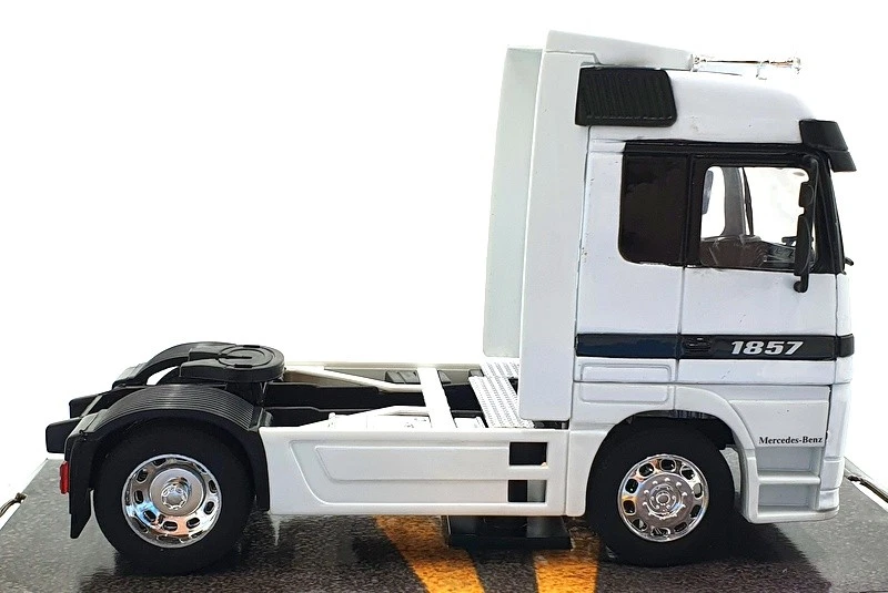 Welly 1/32 Scale Model Car 32280W - Mercedes Benz Actros - White - Image 4 of 4