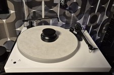 PRO-JECT Debut Carbon Esprit SB.  Mint. Includes  Q-Up and Leather-It Mat.