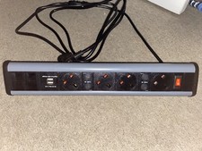 Desktop P-Pack zasilanie i USB 4x gniazda brytyjskie, 2x gniazda ładujące USB A szare / czarne