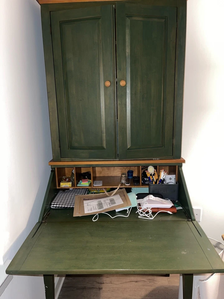 Escritorio Ethan Allen Country Colors Secretaria estilo coctelera gabinete de dos puertas Foto 2 de 4