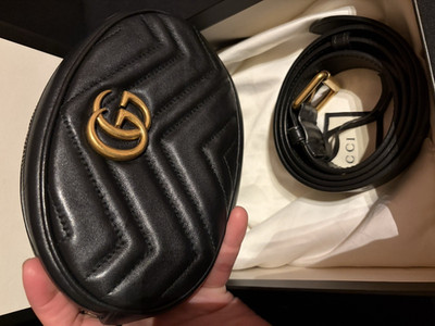 Gucci schwarze Gürteltasche mit goldfarbenem GG Logo und Gürtel
