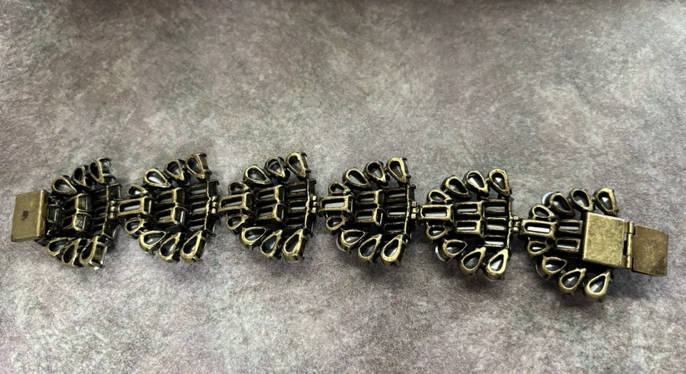 Pulsera gruesa de diamantes de imitación Banana Republic Foto 4 de 4