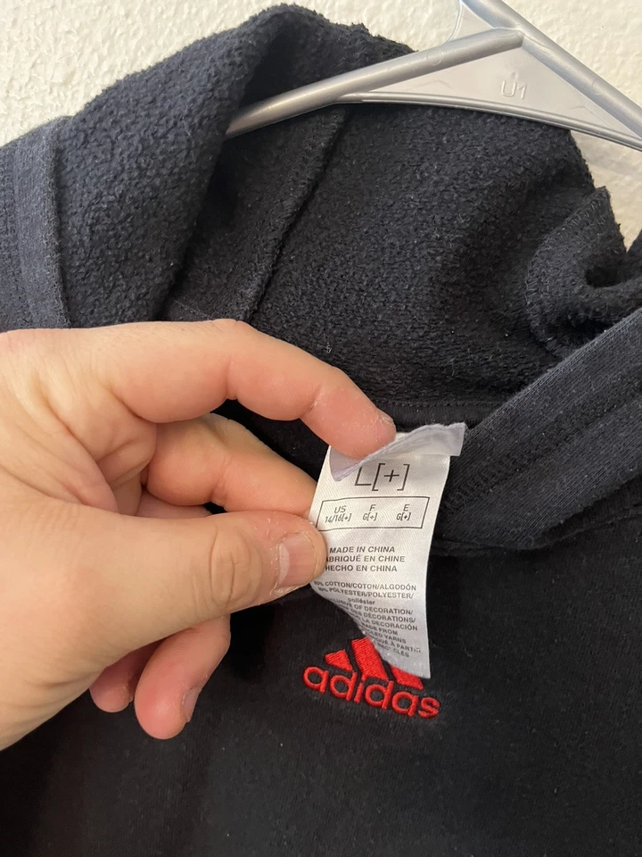 Moletom com capuz Adidas masculino tamanho grande preto e vermelho logotipo grande bolsos frontais - Imagem 2 de 4