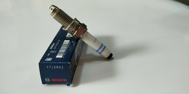 1PCS BOSCH Y7LER02 0241135520 SPARK PLUG -NEW FREE SHIPPING