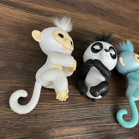 READ Fingerlings  Lot of 8 Monkey, Glitter Panda, Untamed Raptor