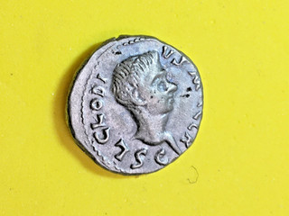 Denarius Clodius Macer PROPRAE AFRICAE Usurper Used . 430