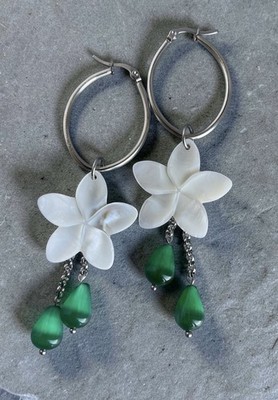 Handgefertigte Ohrringe aus Stahl mit Muschelblumen und grünen Katzenaugen