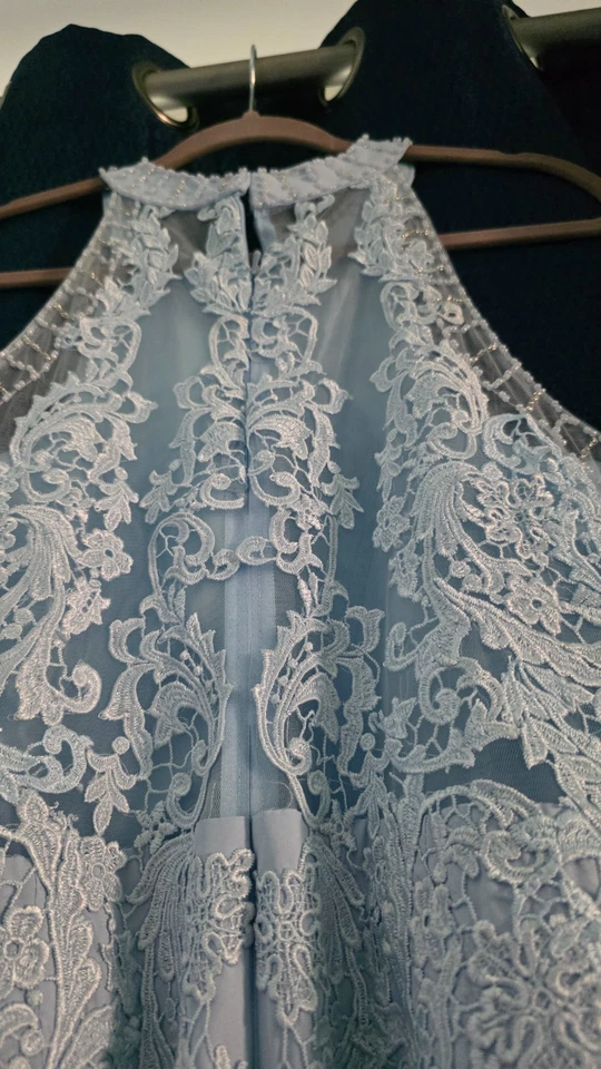 Light Blue Lace Gown – Size 6  High Neckline, Zip Closure, Elegant Formalwear - Image 4 of 4