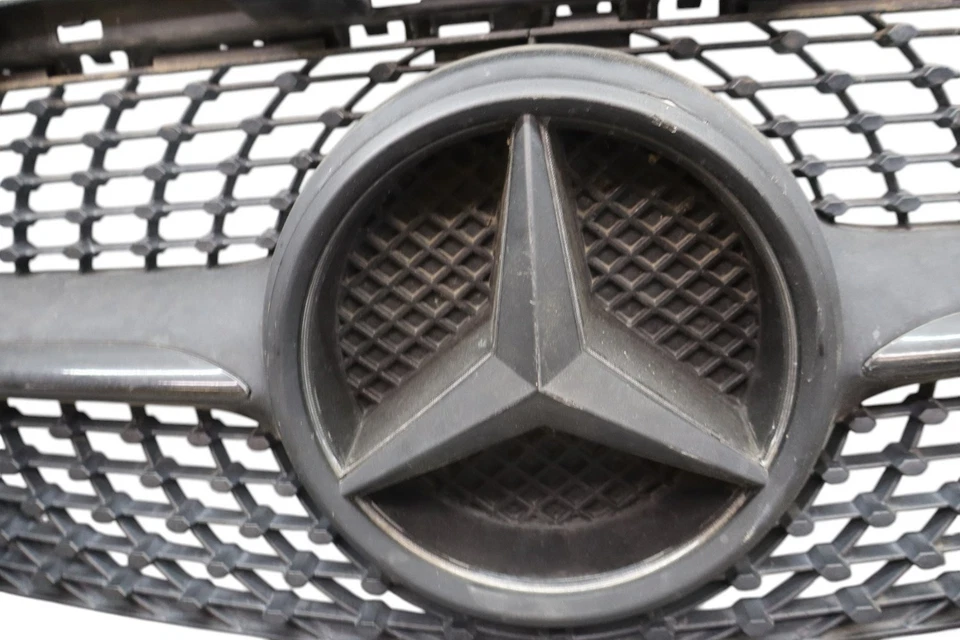 Parrilla de parachoques central delantera Mercedes Clase C CLA250 14-18 A0008880060 OEM Foto 3 de 4