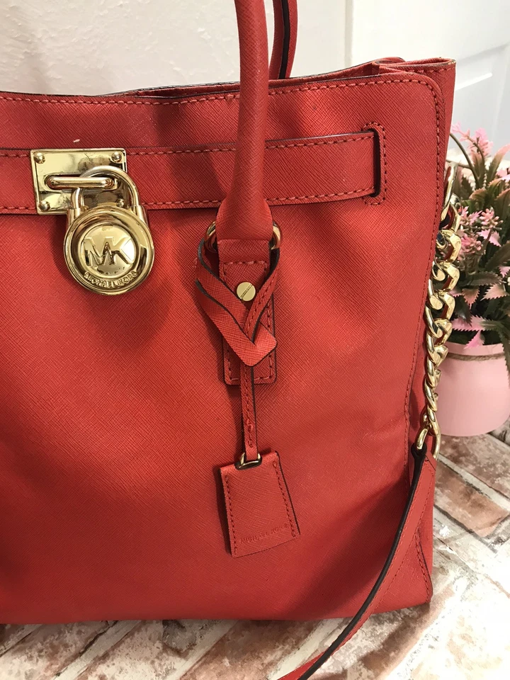 Bolsa tiracolo Michael Kors Riley Optic RED LOCK charme couro grande corrente satchel - Imagem 4 de 4