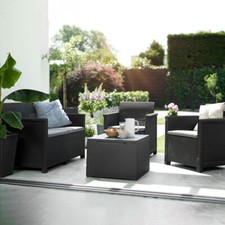 Set da giardino con 3 divani completi di cuscino e un tavolino in resina grafite