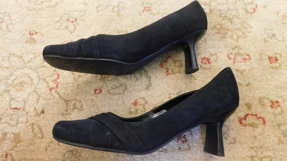 Zapatos de salón de gamuza negros elegantes Fitzwell de 2,5" talla 8,5 envolventes dedos cuadrados reposa tacón Foto 4 de 4