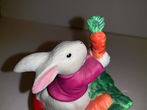 Porcelain Round Box shaped like a Barrel with Rabbit & Carrot on top - Imagen 6 de 11