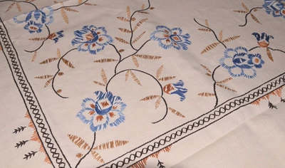 Altes Leinen Tischdecke Tafeltuch handbestickt bunte Stickerei 135 x 160 (14411) - Bild 1 von 4